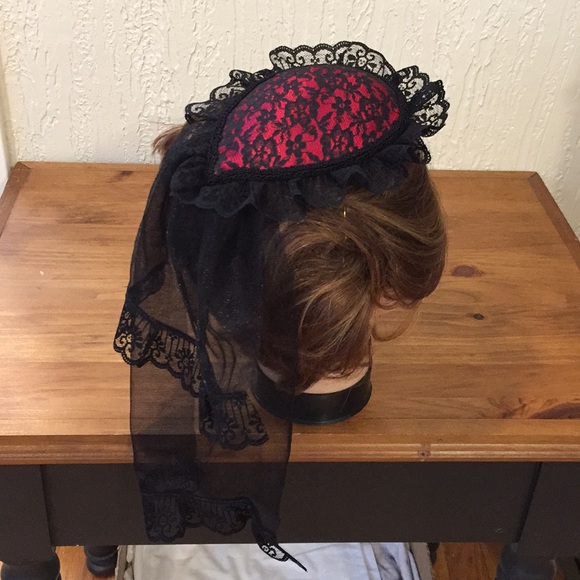 Red satin and lace veiled Fascinator - Picture 5 of 8